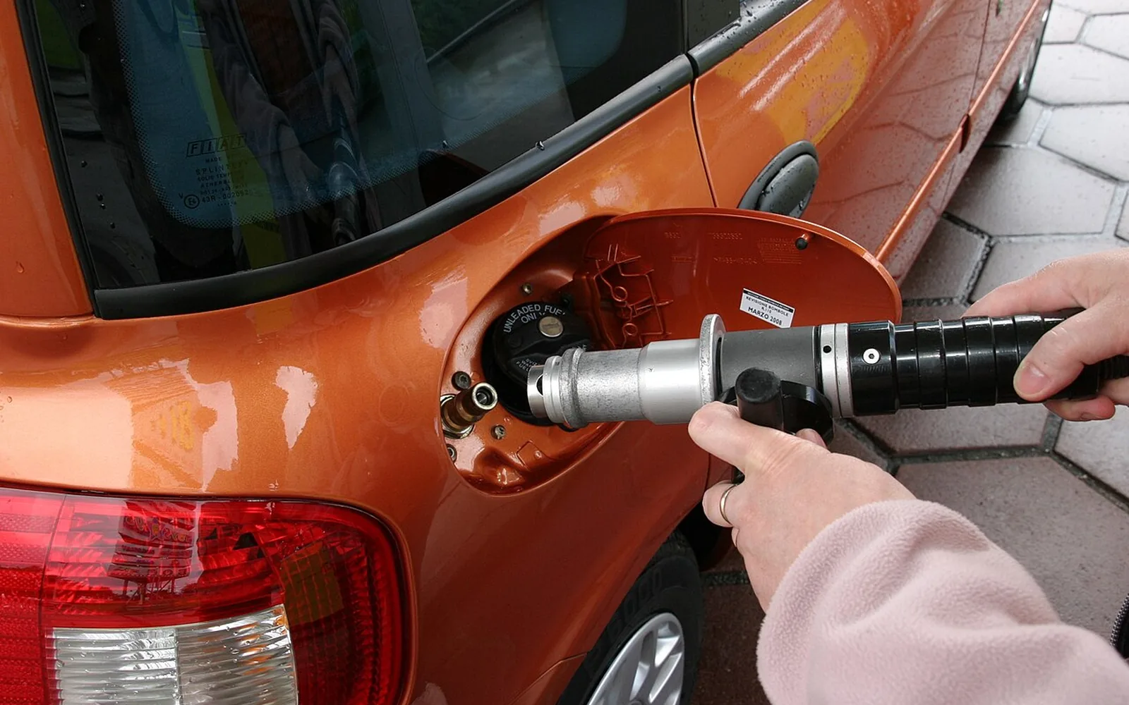 اتصال نازل سوخت‌گیری CNG به دریچه گاز خودروی دوگانه‌سوز